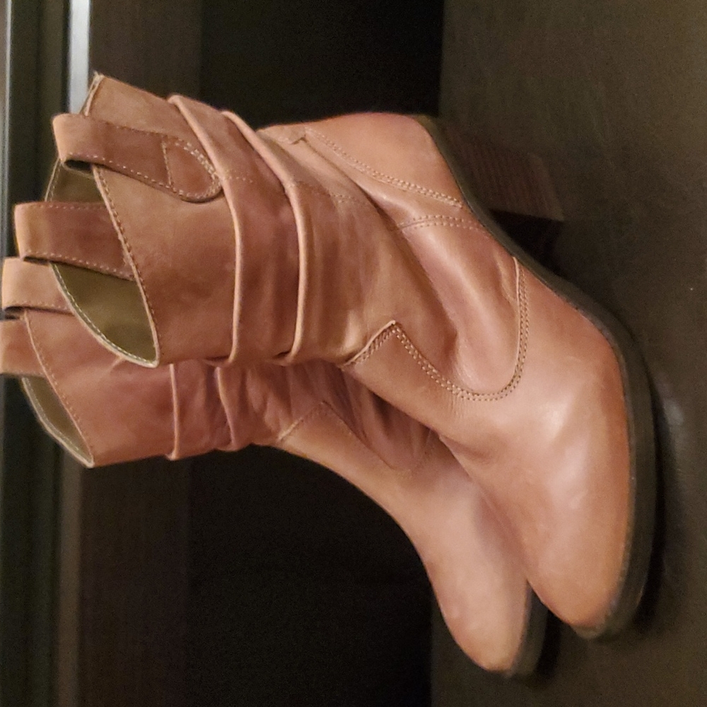 Arturo Chiang Boots, women's size 8M, light brown.